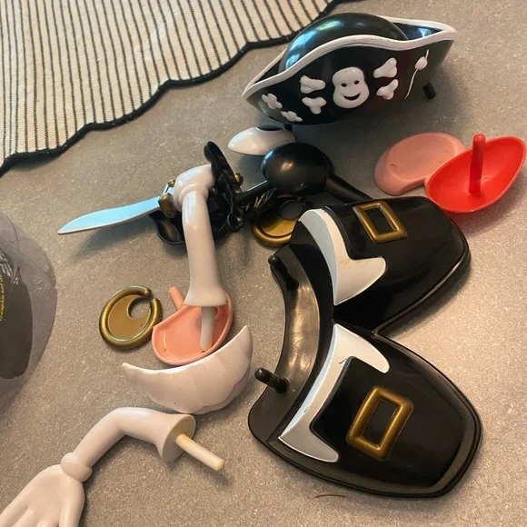 Mr. Potato Head Make a Pirate Pumpkin - Picture 2 of 4